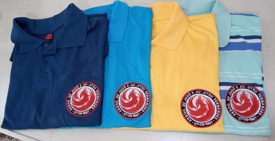 Camisas polo com logo bordada para evento